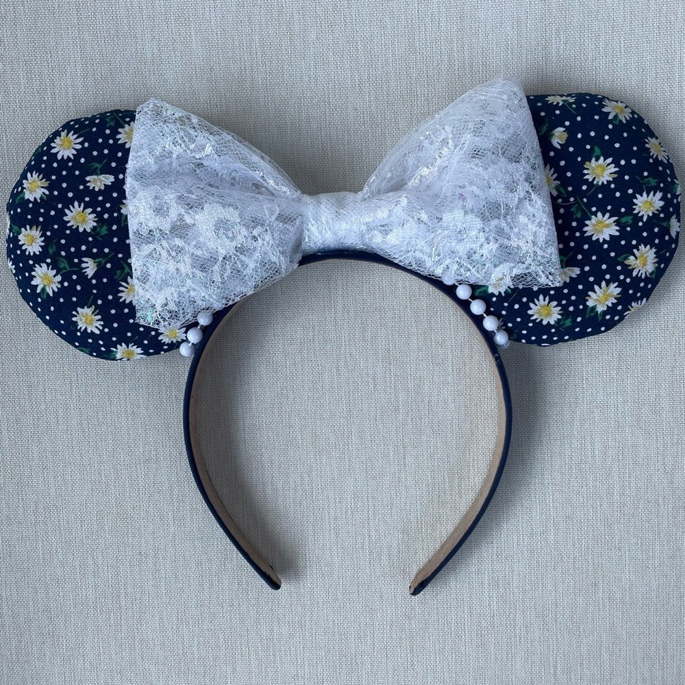 Minnie Mouse eats